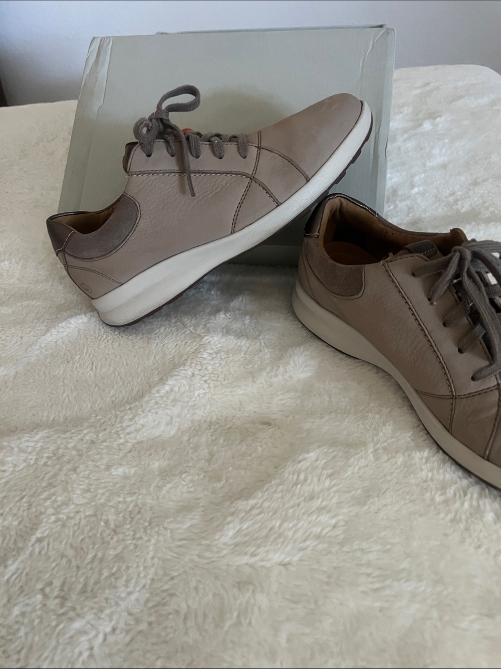 Clarks UN ADORN LACE
PEBBLE
GRIS-BEIGE Taupe women’s Sneakers size 7½ M